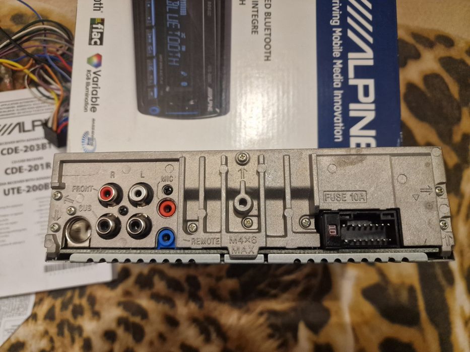 Магнитола Alpine UTE-200BT