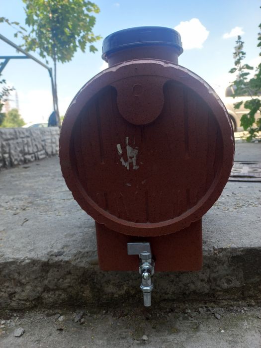 Продавам пластмасови бъчви.