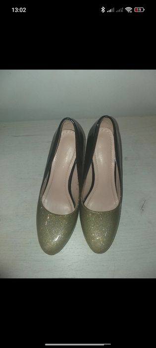 Pantofi cu toc .