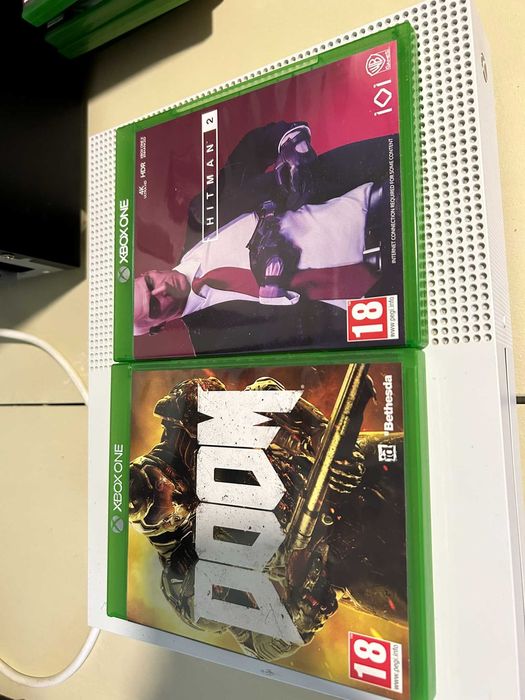 XBox One 500гб, 1 джойстик и игри