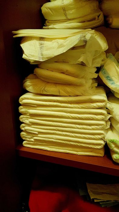 Scutece pentru adulți şi lenjerie de pat impermeabilă