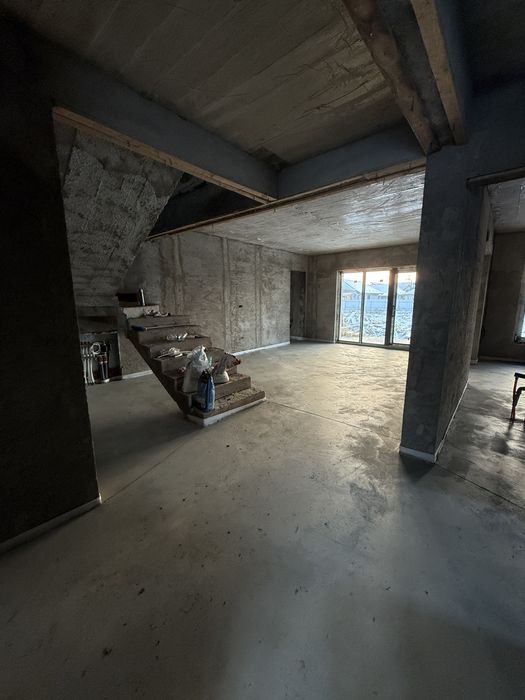 Casă semifinisată, teren 1.318 mp, zonă liniștită – Cordun