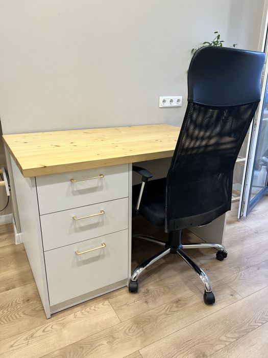 Продается стол с выдвижными полками