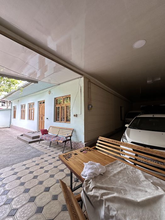 Уй сотилади! 12 сотих. 9 хона. Уй йули юзида.