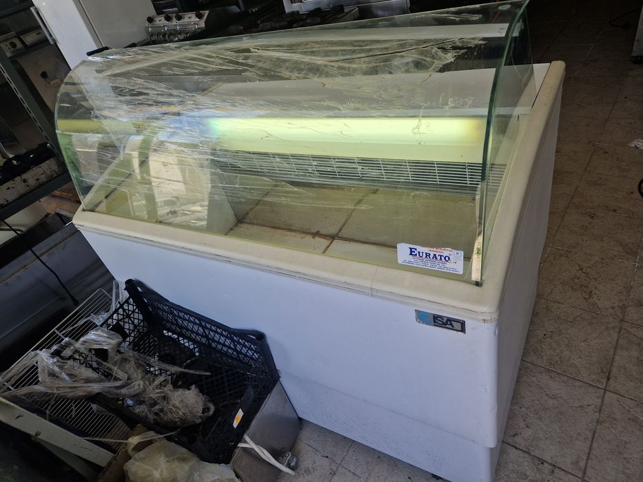 Vitrina calda sau  rece , frigider, vitrina ingrediente, saladeta