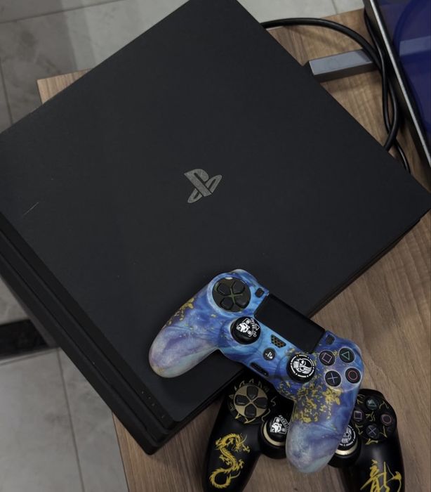 PS4 Pro 1TB Подписка Deluxe (1 год) 2 Геймпада
