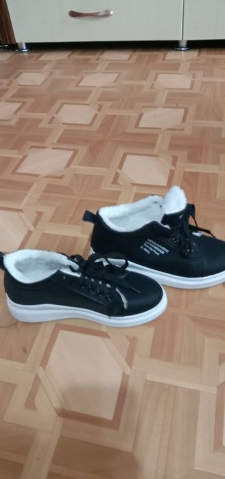 Продам кроссовки, весна-осень тёплые.