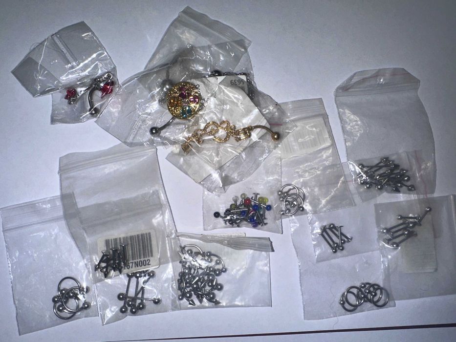 Пиърсинги пъп/ устна / уши / вежда