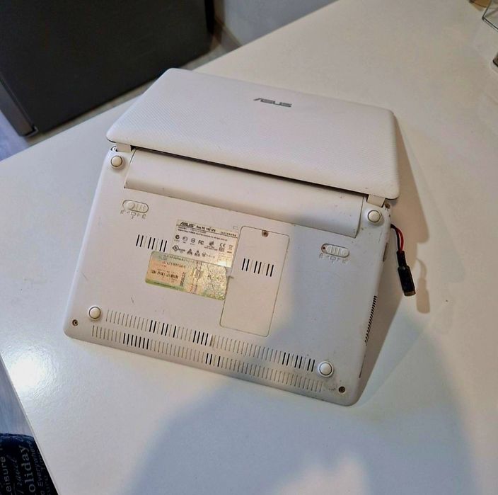 Mini laptop Asus cu mufa de încărcare înlocuită