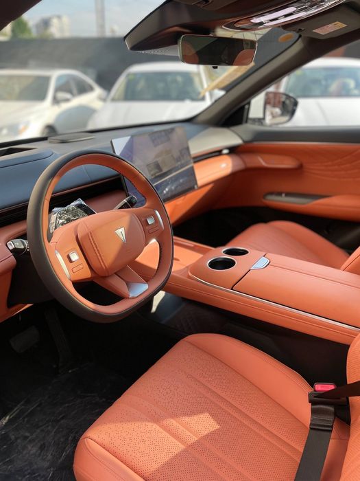 Белая машина Диипал