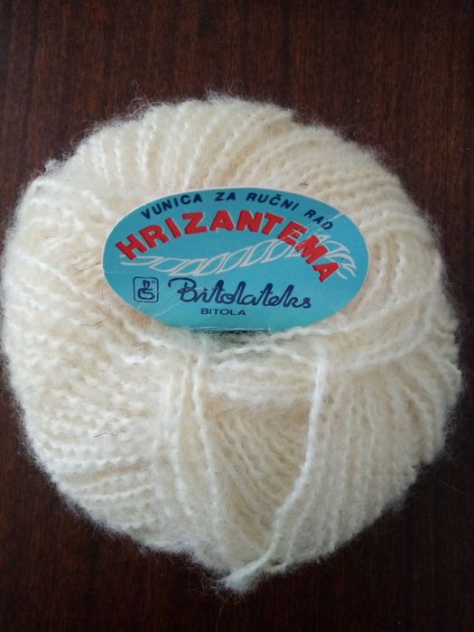 Бяла прежда тип мохер, мека бежова прежда, червен полиакрил, конци.