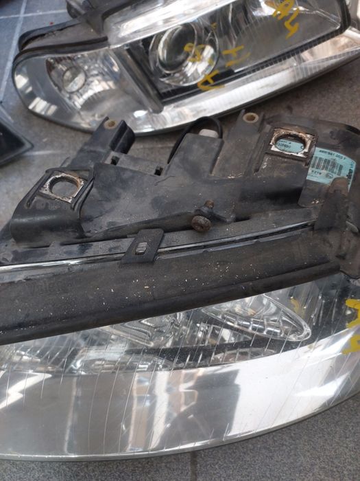 Far stanga sau dreapta Audi A4 B6 complet