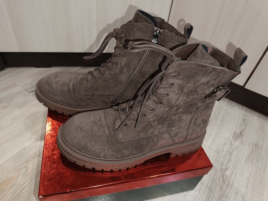 Продам женские ботинки