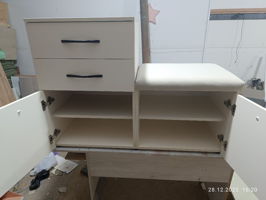 Обувной подставки. Oyoq kiyim qo'yish uchun javon