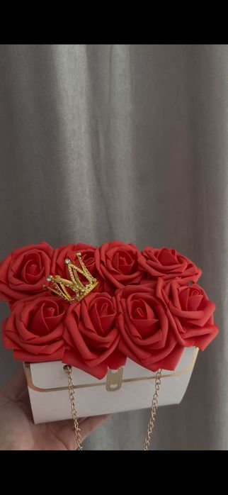 Рози в луксозна чанта