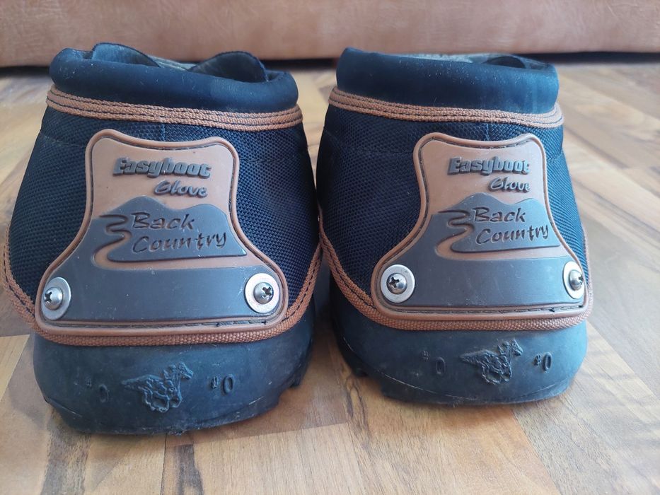 Incaltaminte pentru cai, pantofi de copite de cal in culoare maro cu negru