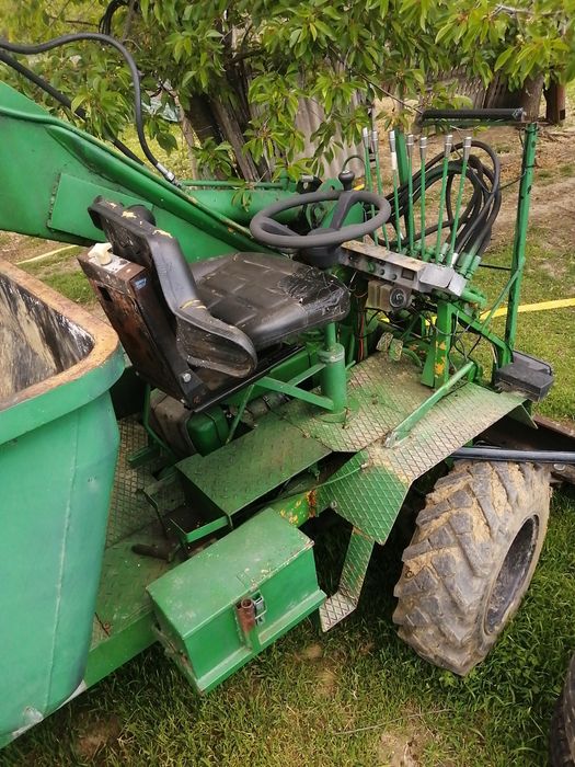 Dumper cu brat escavat și lamă nivelare