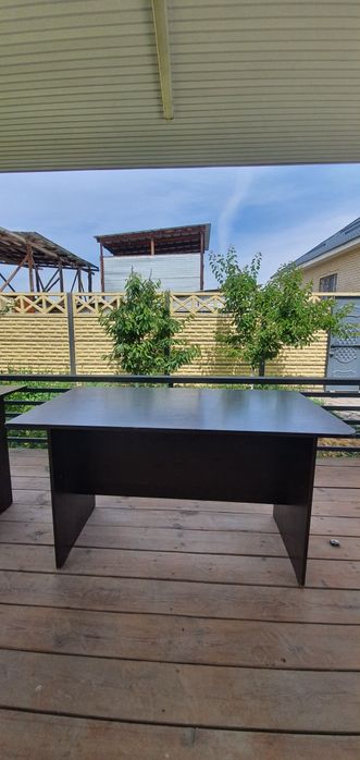 Стол. Тумбочка витрина.