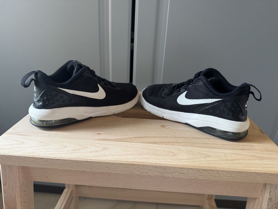 Adidasi fara siret Nike marimea 27
