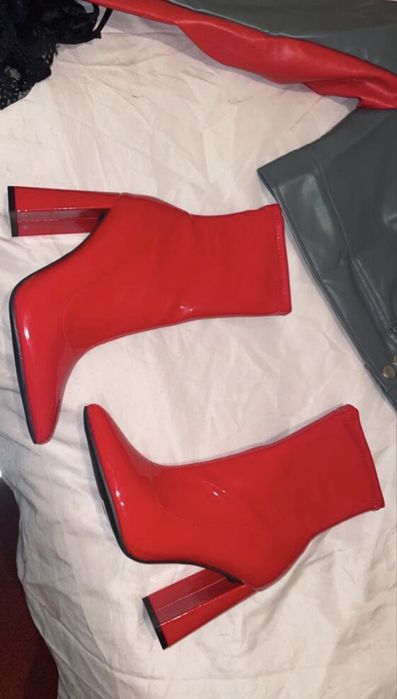 Червени боти на ток