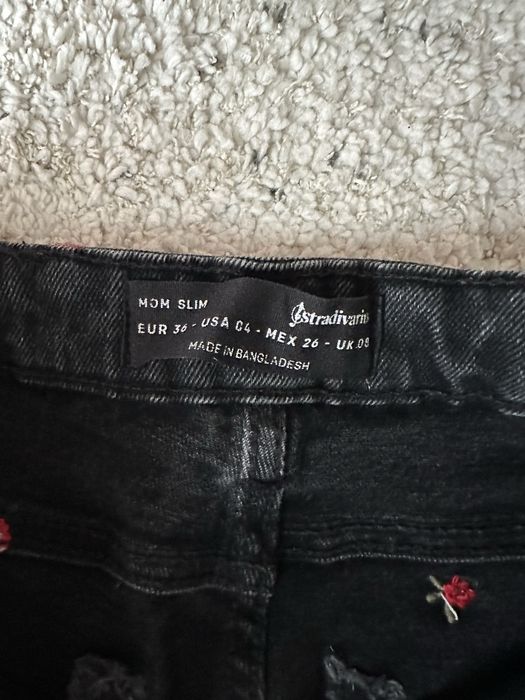 Blugi Slim Stradivarius — negri cu trandafiri brodați, 36/S