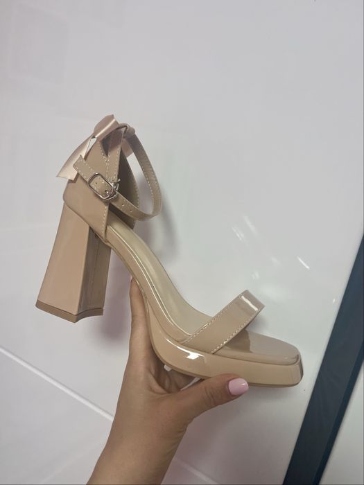 Елегантни сандали на ток