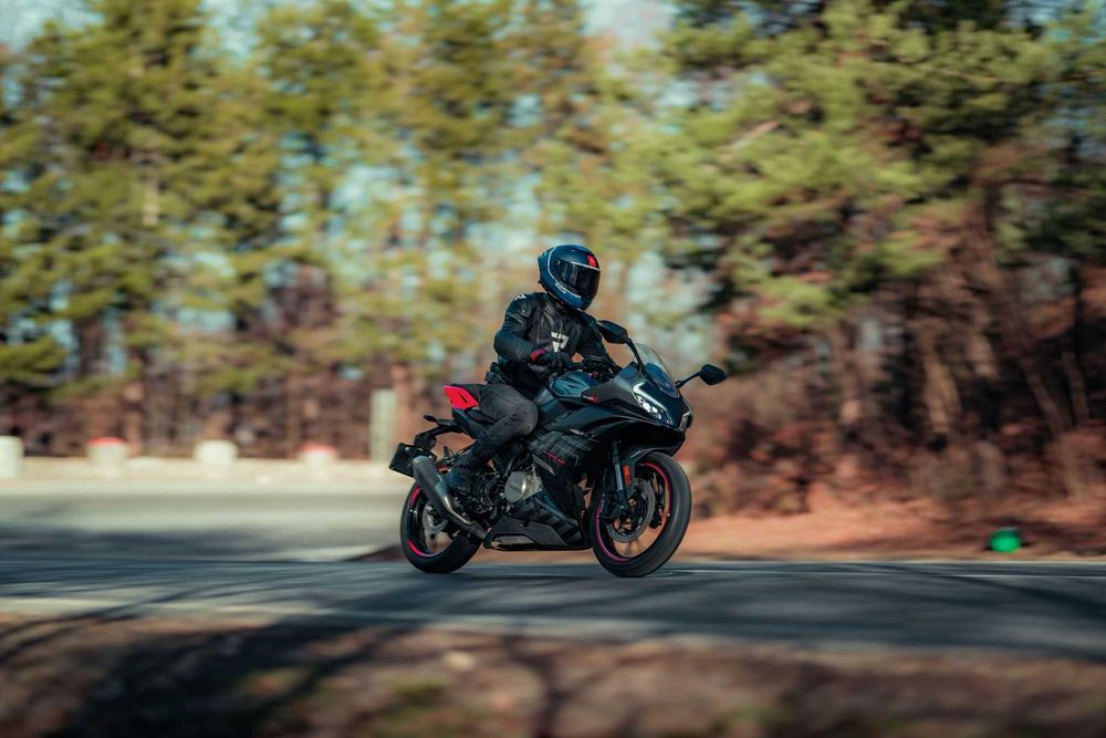 CFMOTO 300SR – 2025 – stare impecabilă – garanție 4 ani și jumătate