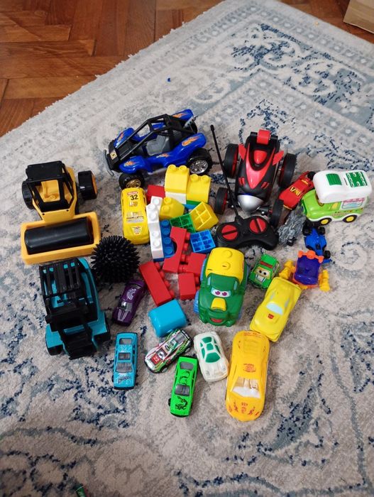 Lot jucării  ( mașini mari și mici, cuburi construcție, minge)