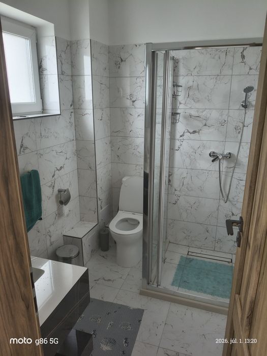 Dau in chirie,perioada 3-5 zile,casa,cu 4 dormitoare ,living,bucătărie,2 bai ,2 parcari.zona Carting-Sörpatika.g
