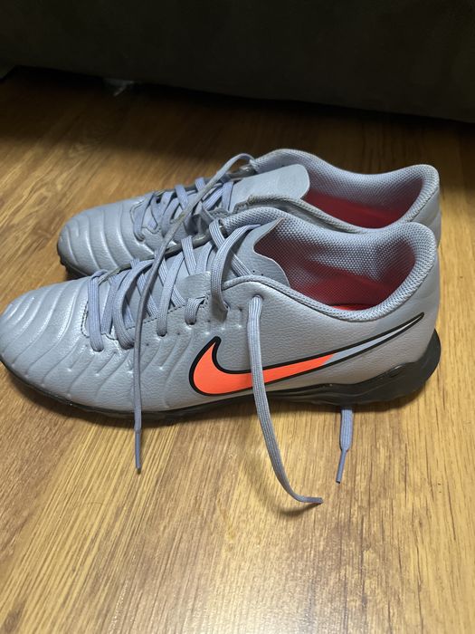 Продавам стоножки Nike Tiempo Legend 10 Club TF
