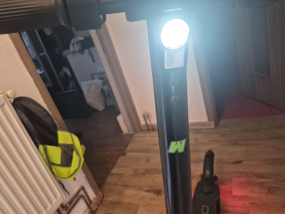 Trotinetă electrică prinde 20 pe vale 25 și dacă aveți pot la schimb la o bicicletăcu suspensi