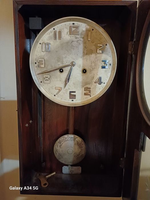 Продавам атикварни часовници.