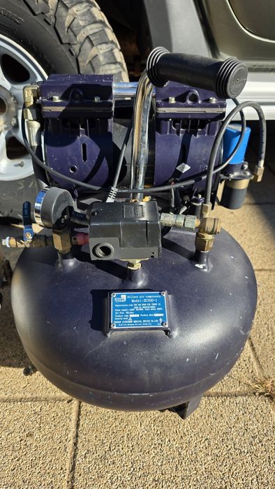 De vanzare compresor medical, stomatologic (fără ulei)