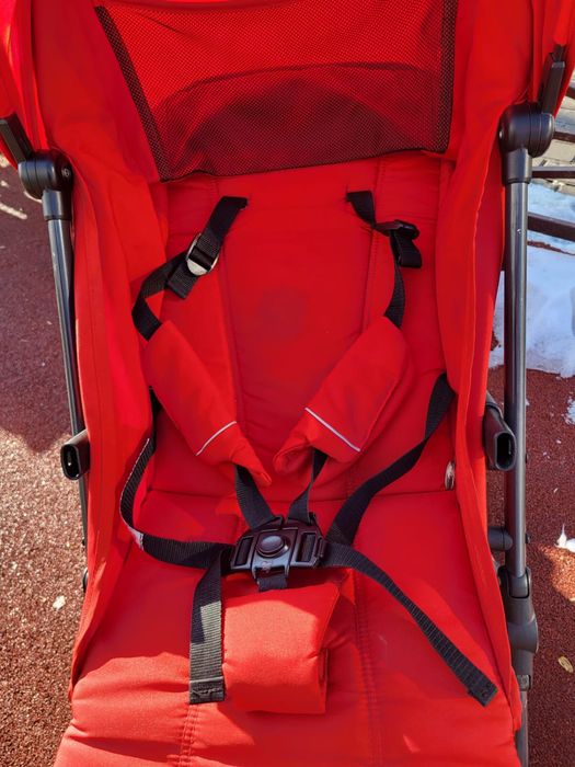 Детская красная коляска