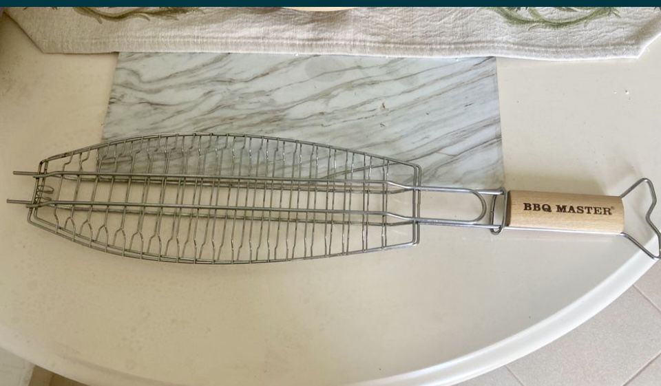 Gratar BBQ pentru peste intreg.