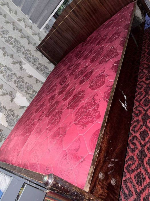 Продам шифоньер, кровать, сервант и 2 тумбочки из одного гарнитура