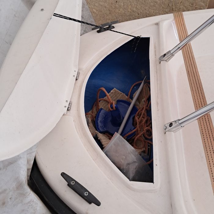 Лодка стеклопластиковая тримаран