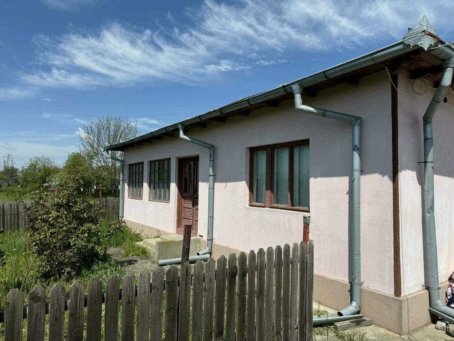 Vând casă la curte