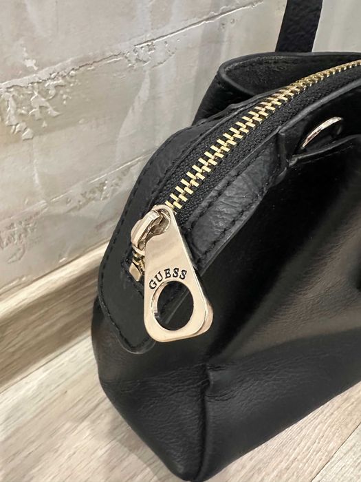 GUESS дамска чанта в черно