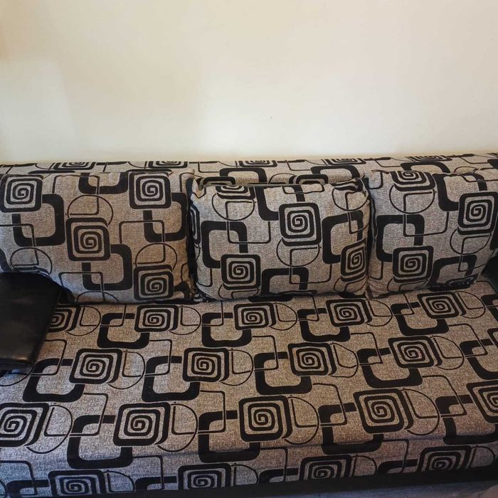 Vând canapea extensibilă, solidă, cu arcuri, lada de depozitare si brate detasabile