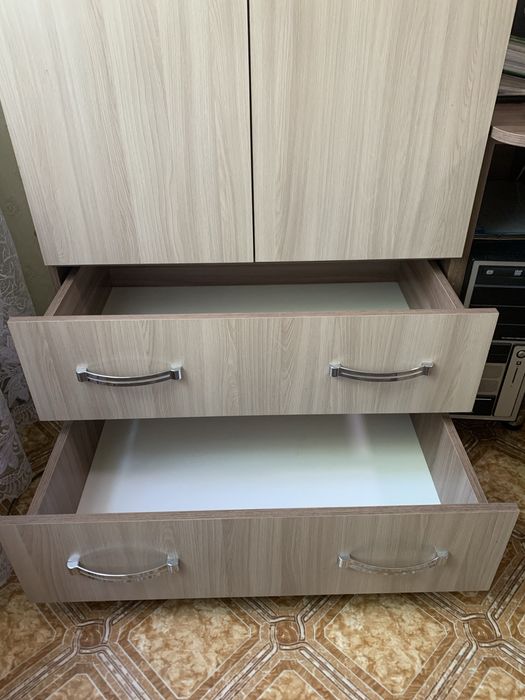 Вместительный шкаф + компьютерный стол