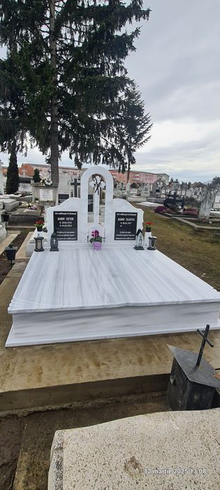 Monumente funerare
