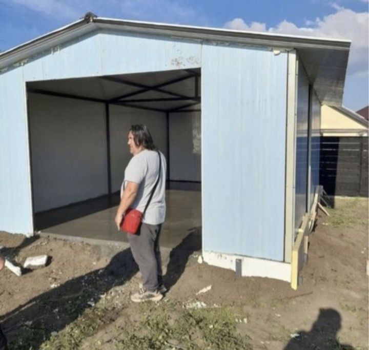 Garaje auto pe structura metalica învelite cu panouri Sandwich termoiz