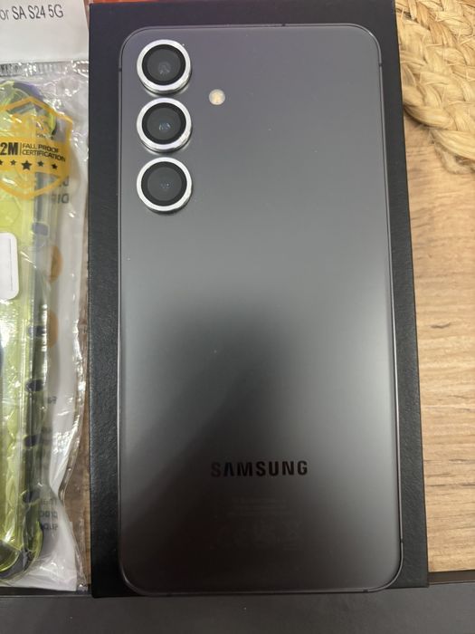 Samsung Galaxy S24, 256GB – Батерия 99% + Подарък 6 кейса и 4 стъклени протектора!