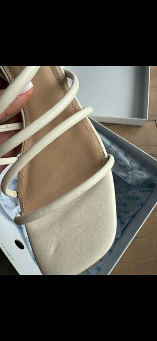Нови сандали GUESS