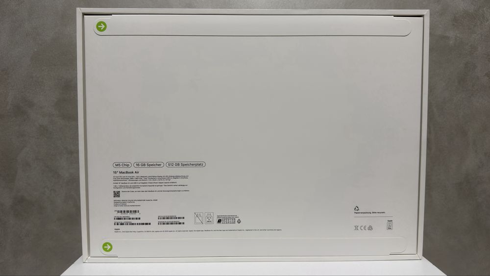 Чисто нов, запечатан MacBook Air 15” M5 (16GB/512GB) Midnight
