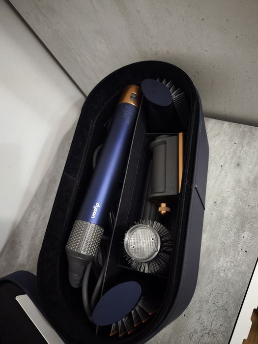 Dyson стайлер синего цвета