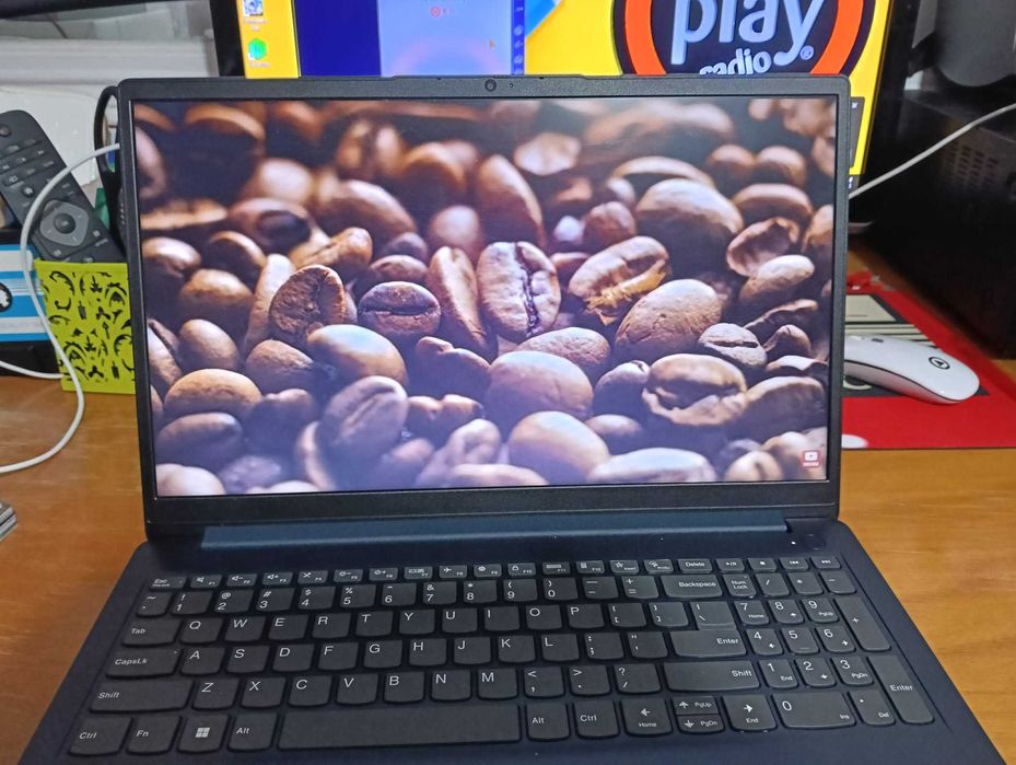 Laptop I3 Slim are 128 gb ssd procesor quad core si 4 gb ddr4.