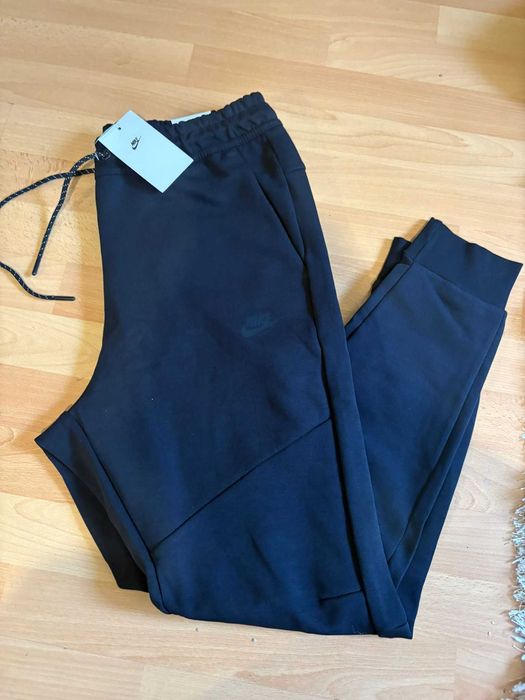 pantaloni nike model 2026