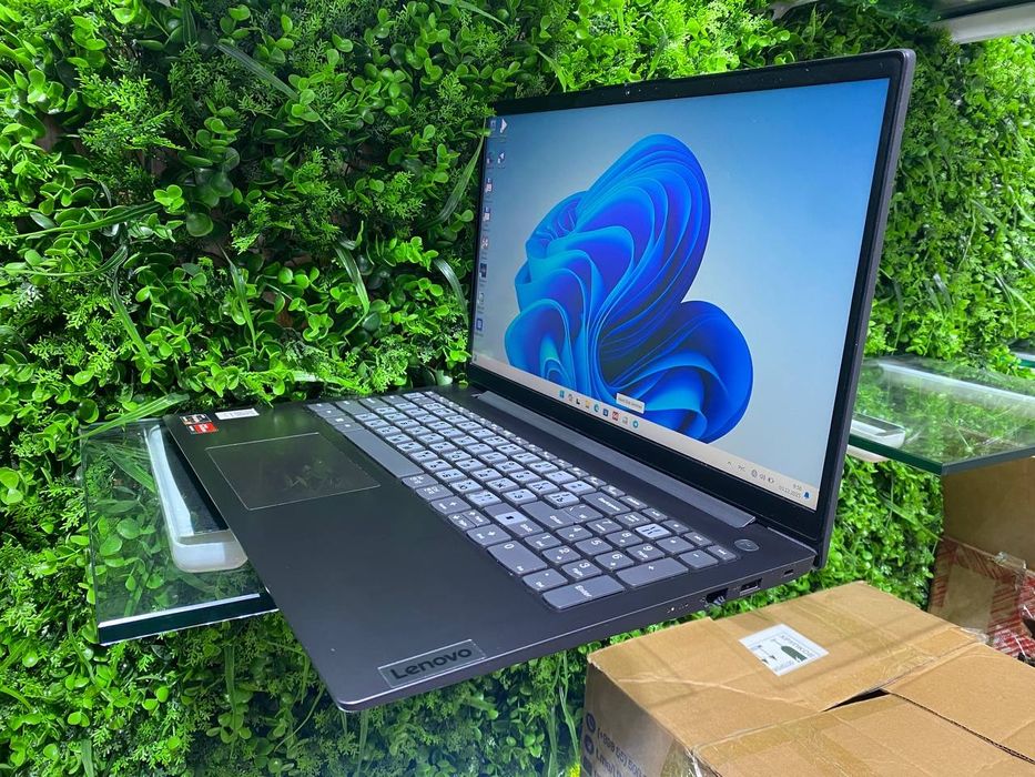 Lenovo ryzen 7-5700U ddr4 8/256 SSD